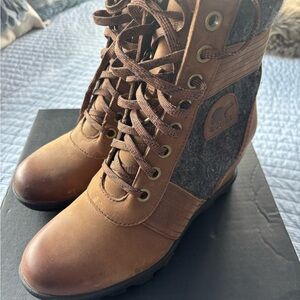 Sorel Women's Brown and Gray Lace-Up Boots
